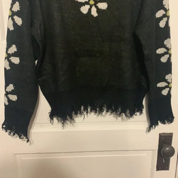 NWOT No Brand sz. L Torn Daisy Sweater Super Soft! - Picture 3 of 4
